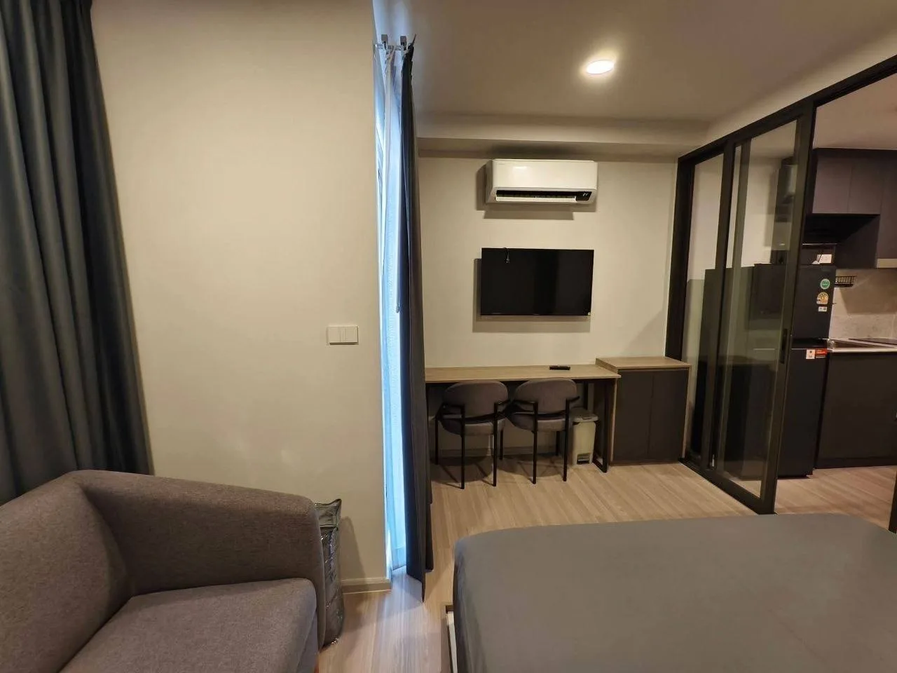 1 bedroom condo for rent in Huai Khwang Bangkok - master bedroom interior