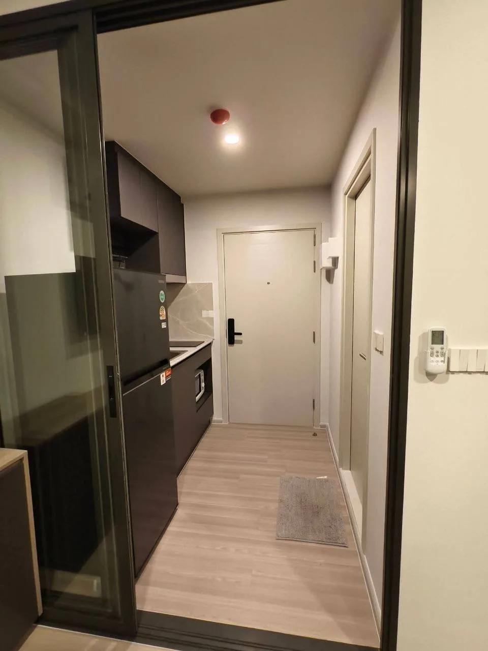 1 bedroom condo for rent in Huai Khwang Bangkok - bathroom and modern finishes
