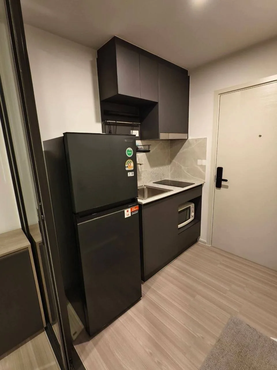 1 bedroom condo for rent in Huai Khwang Bangkok - swimming pool and building amenities