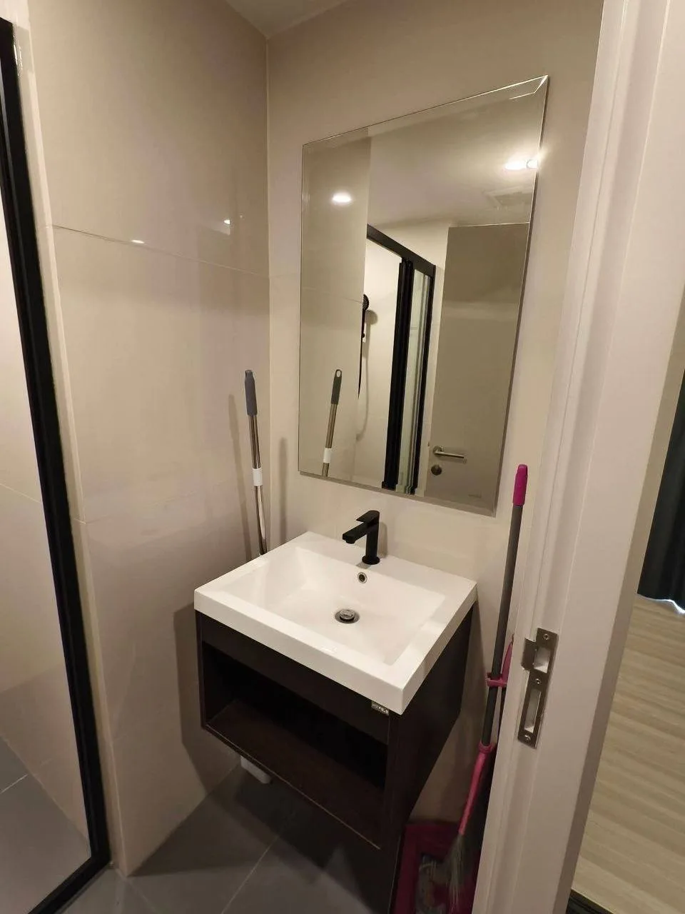1 bedroom condo for rent in Huai Khwang Bangkok - balcony perspective