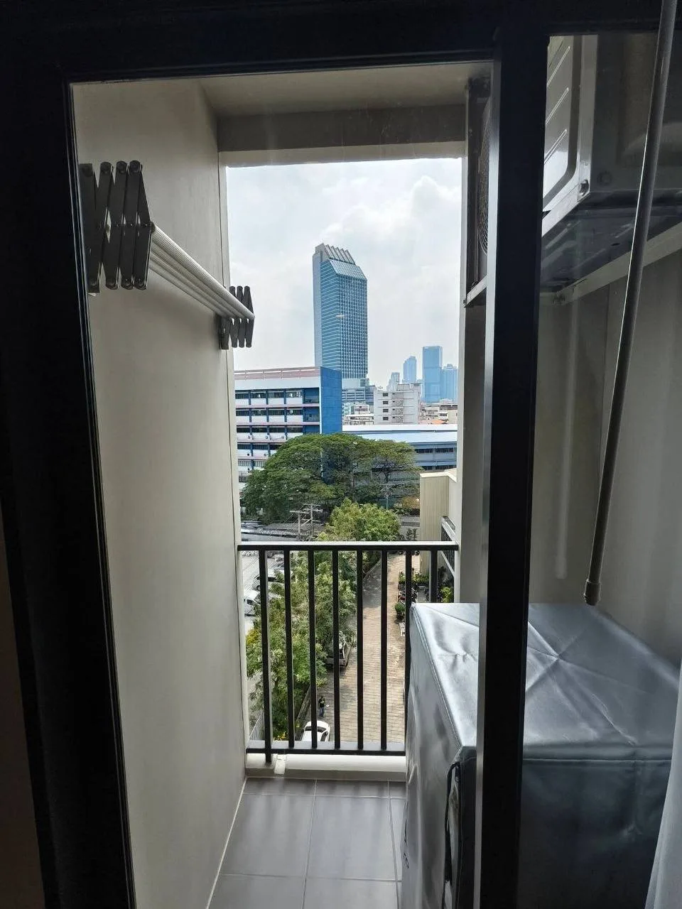 1 bedroom condo for rent in Huai Khwang Bangkok - master bedroom interior