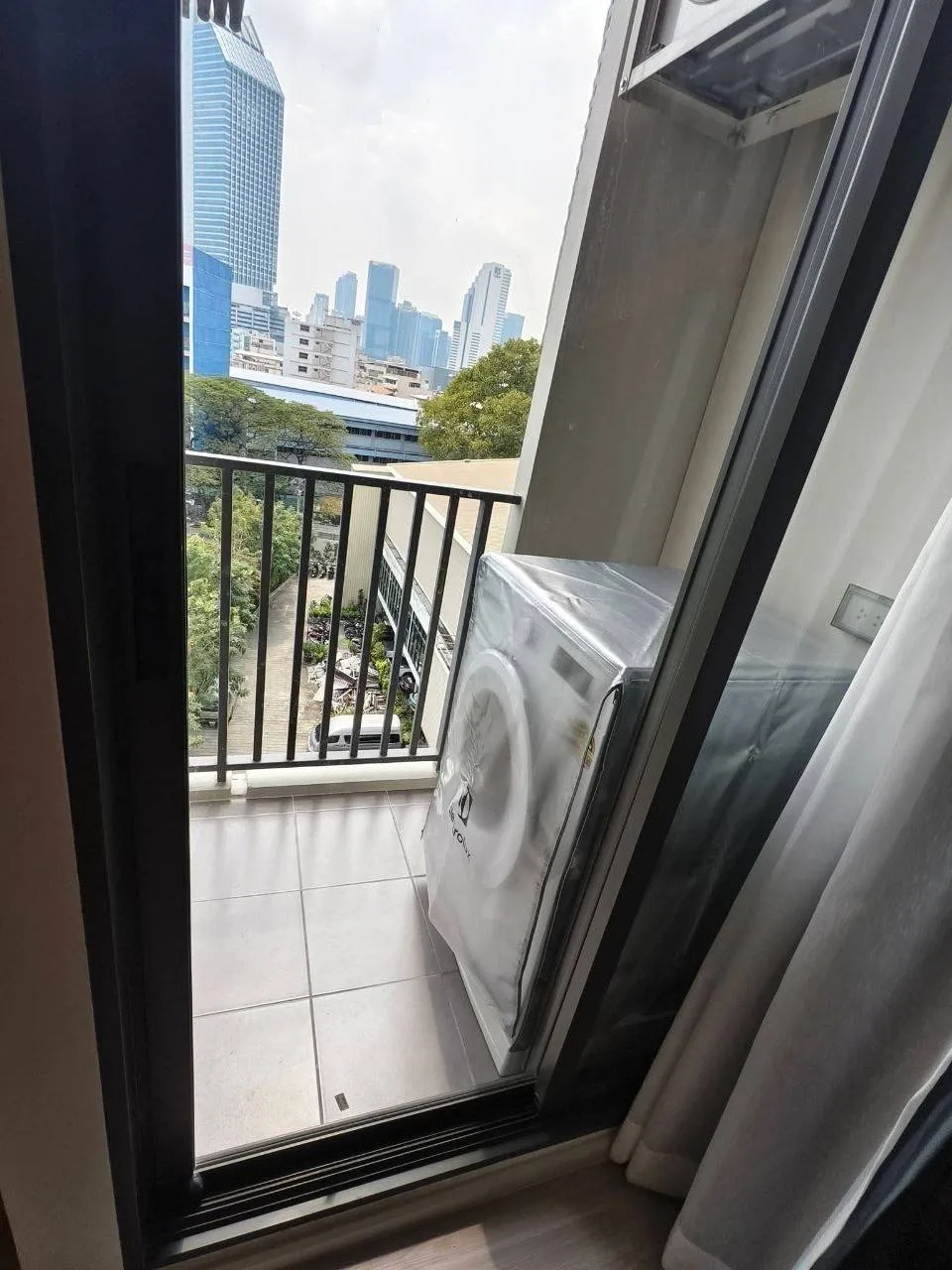 1 bedroom condo for rent in Huai Khwang Bangkok - bathroom and modern finishes