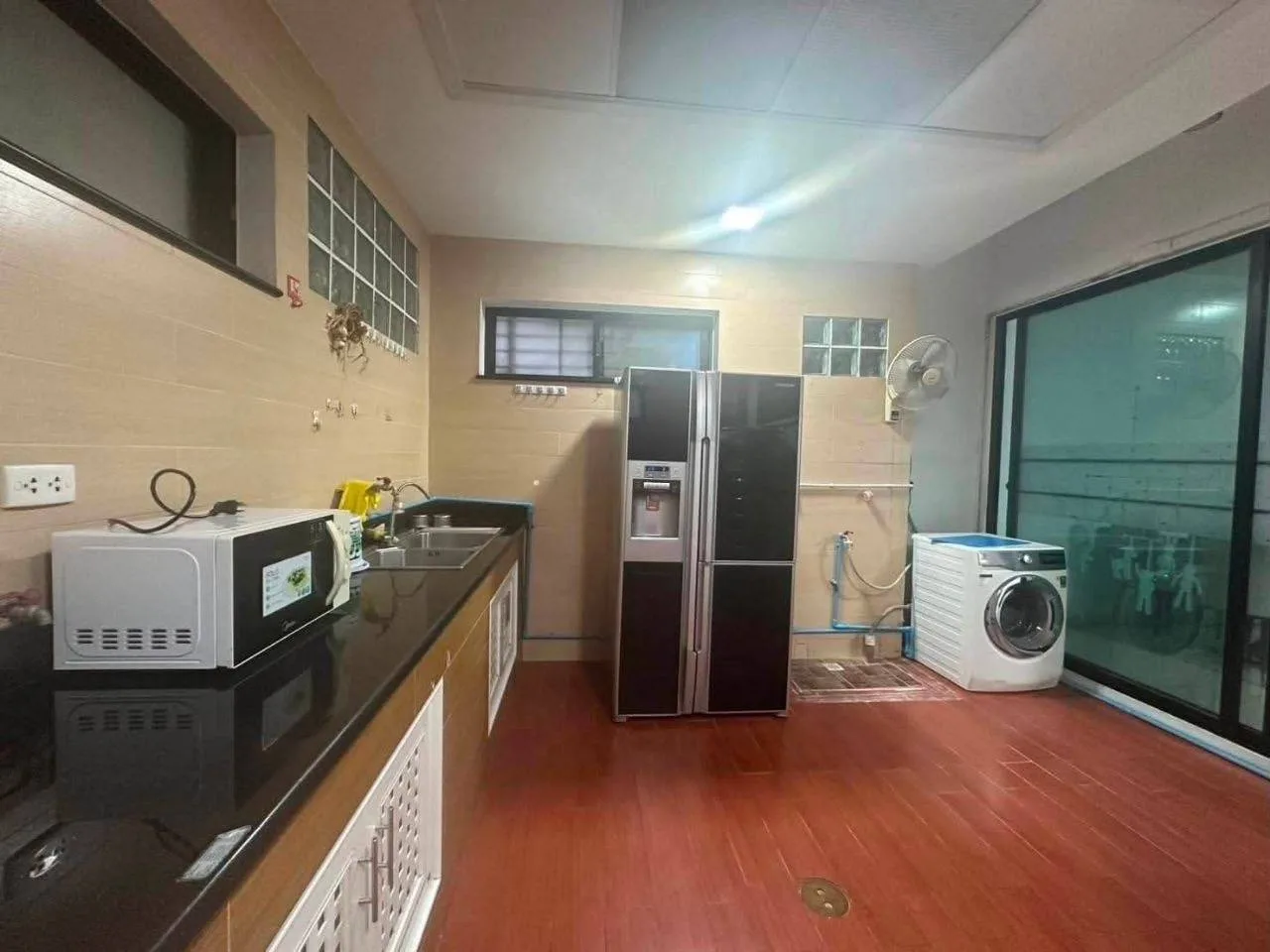 3 bedroom house for rent in Bang Na Bangkok - bathroom and modern finishes