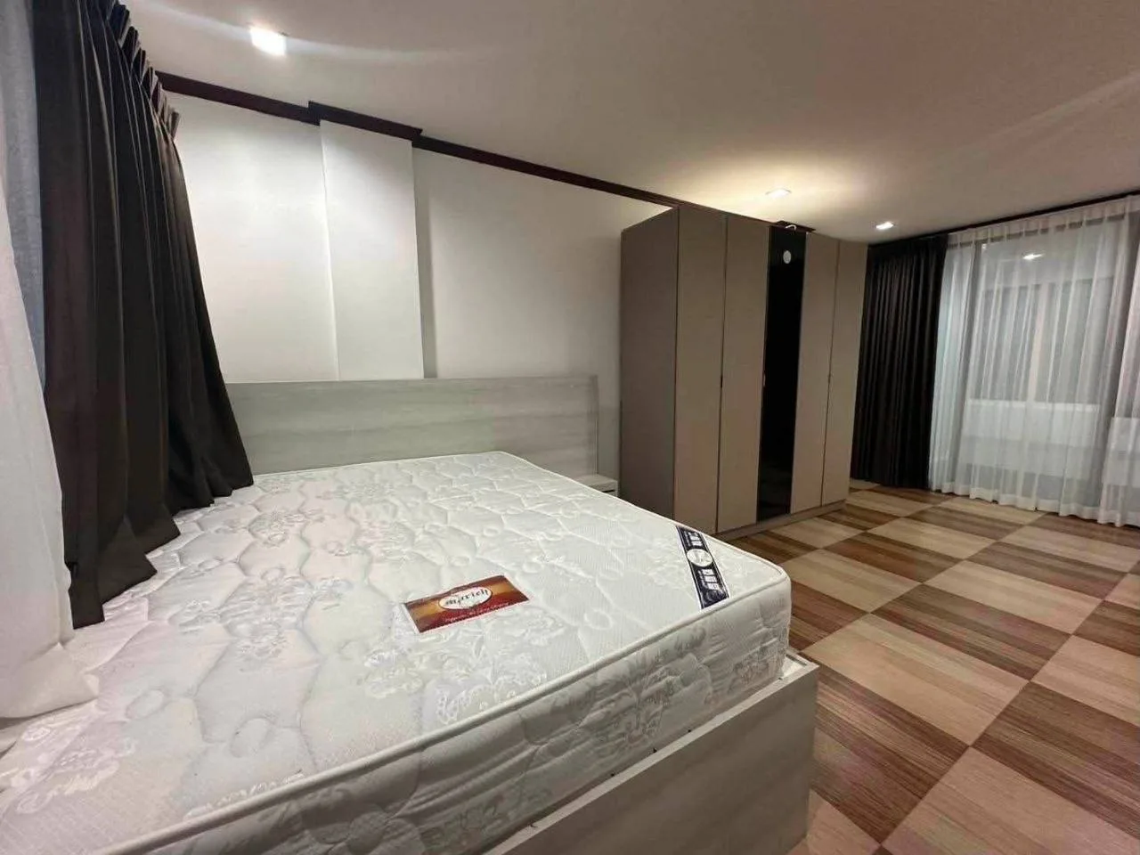 3 bedroom house for rent in Bang Na Bangkok - kitchen and dining area