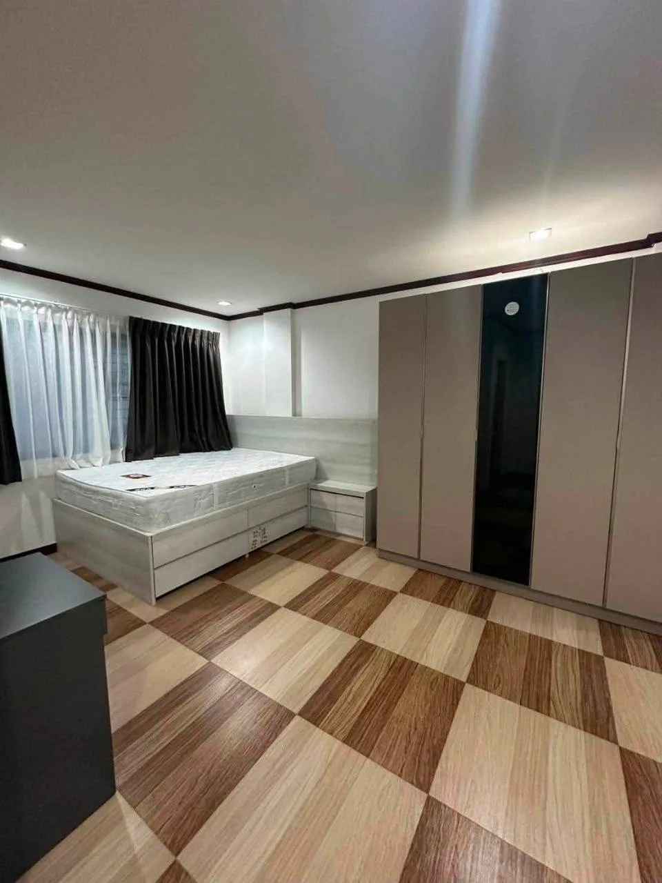 3 bedroom house for rent in Bang Na Bangkok - master bedroom interior