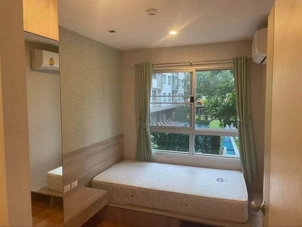 2 bedroom condo for rent in Sukhumvit Bangkok - kitchen and dining area