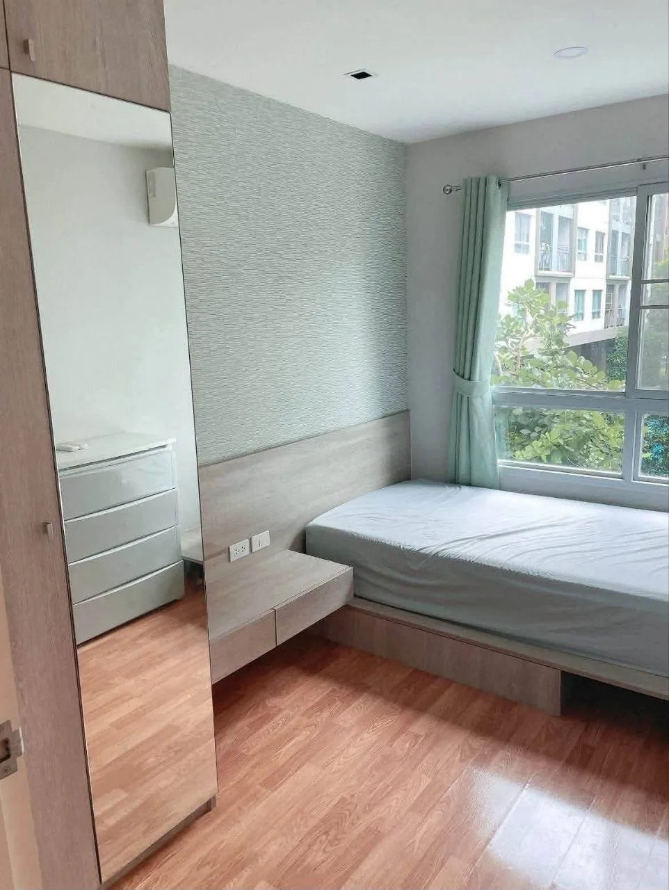 2 bedroom condo for rent in Sukhumvit Bangkok - kitchen and dining area