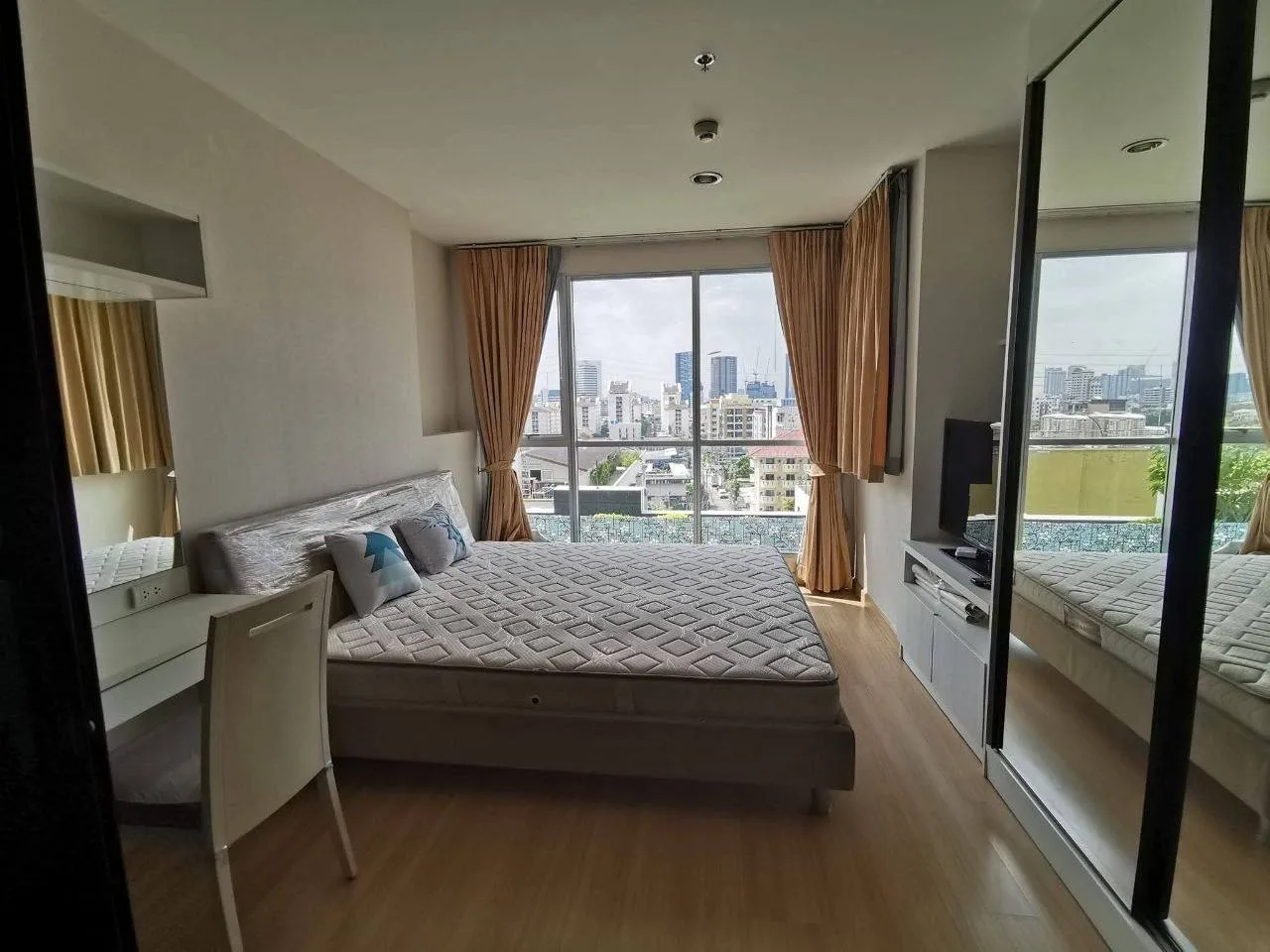 1 bedroom condo for rent in Ladprao Bangkok - master bedroom interior