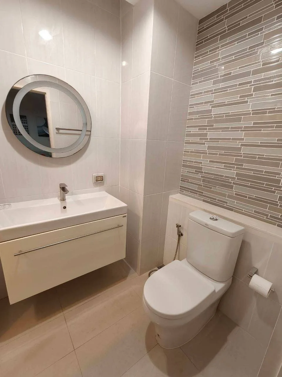 1 bedroom condo for rent in Ladprao Bangkok - kitchen and dining area