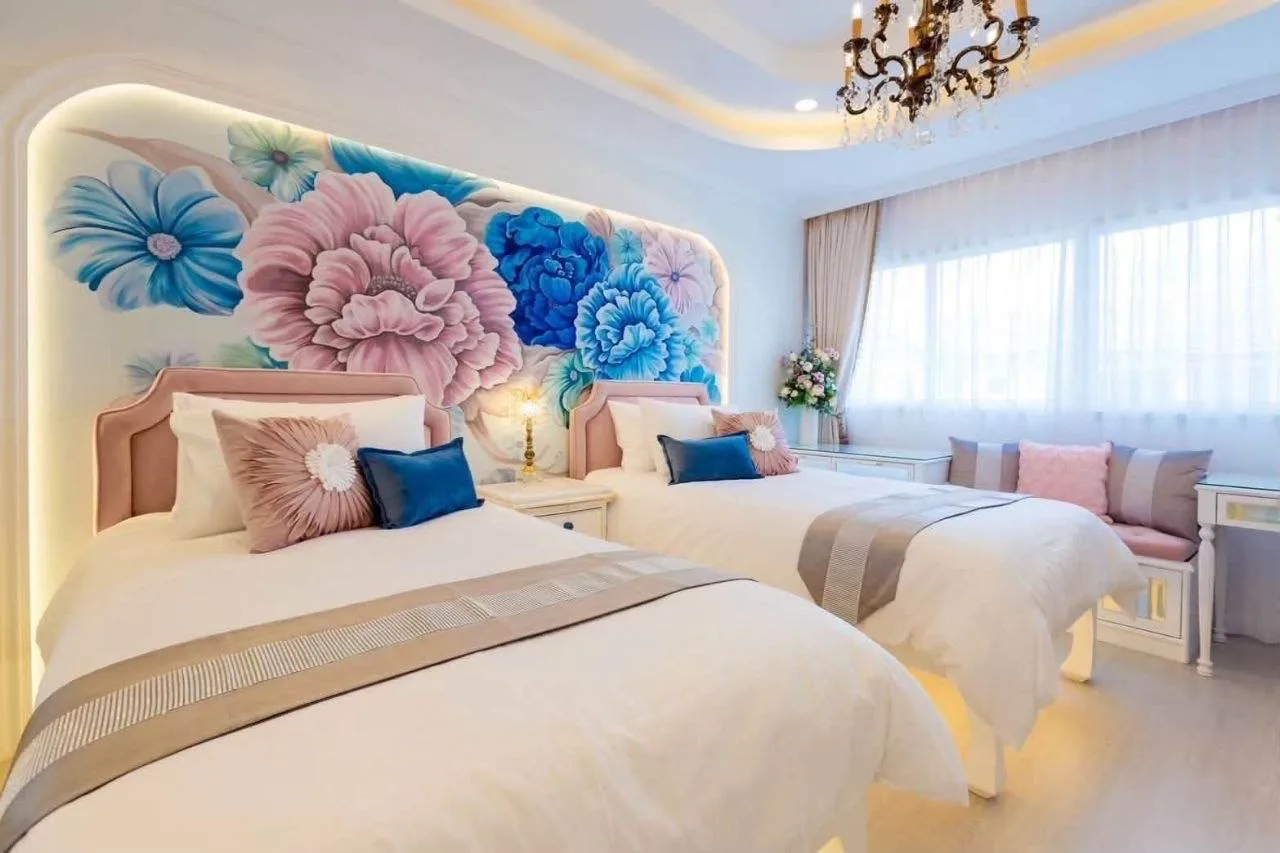 4 bedroom house for rent in Ladprao Bangkok - swimming pool and building amenities
