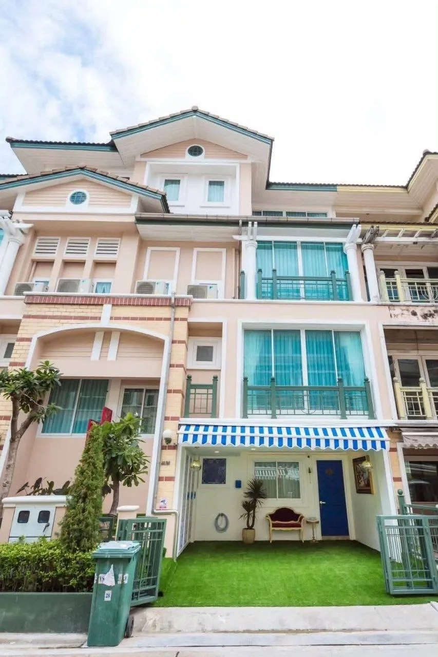 4 bedroom house for rent in Ladprao Bangkok - living room view