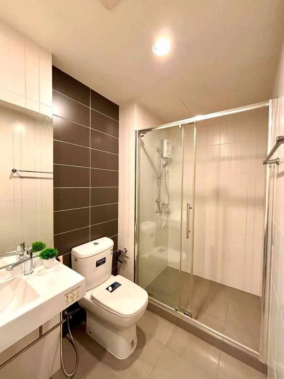 1 bedroom condo for rent in Bang Khae Bangkok - bathroom and modern finishes