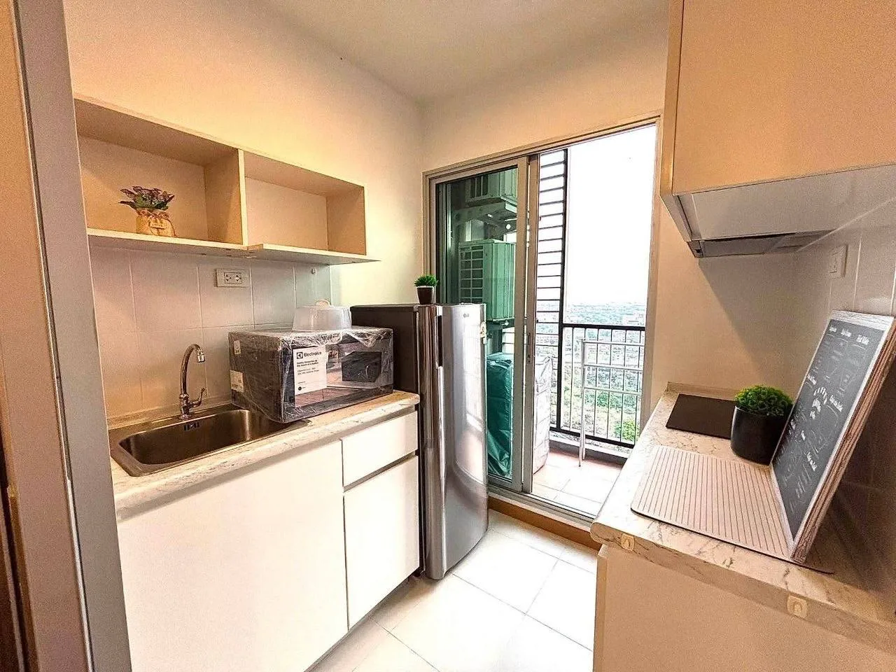 1 bedroom condo for rent in Bang Khae Bangkok - swimming pool and building amenities