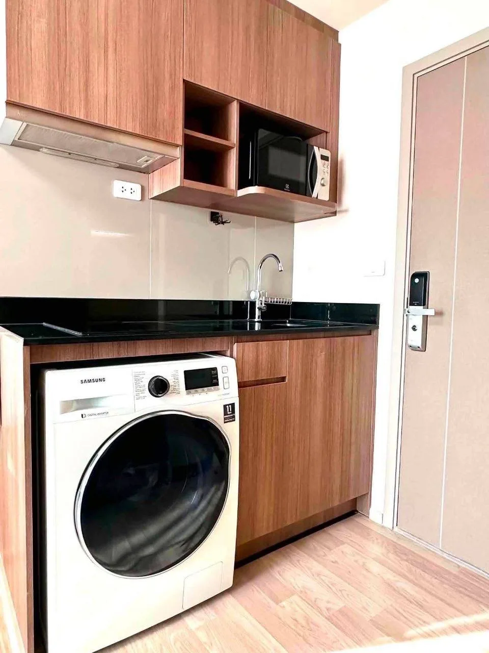 1 bedroom condo for rent in Bang Na Bangkok - kitchen and dining area