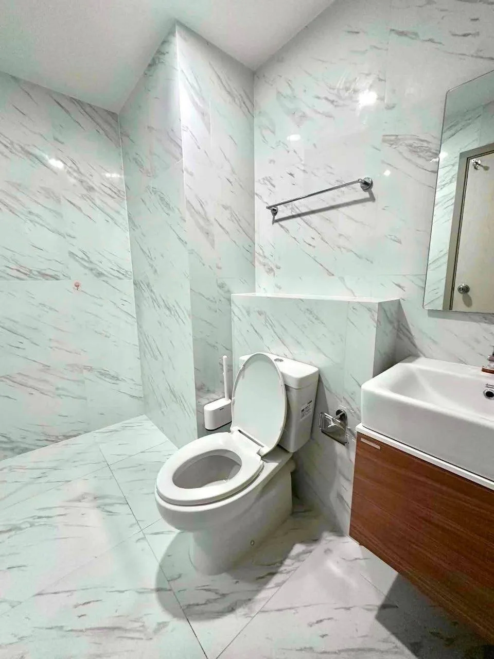 1 bedroom condo for rent in Bang Na Bangkok - bathroom and modern finishes