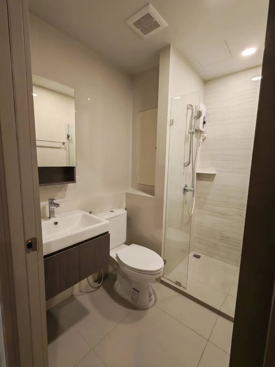 2 bedroom condo for rent in On Nut Bangkok - swimming pool and building amenities