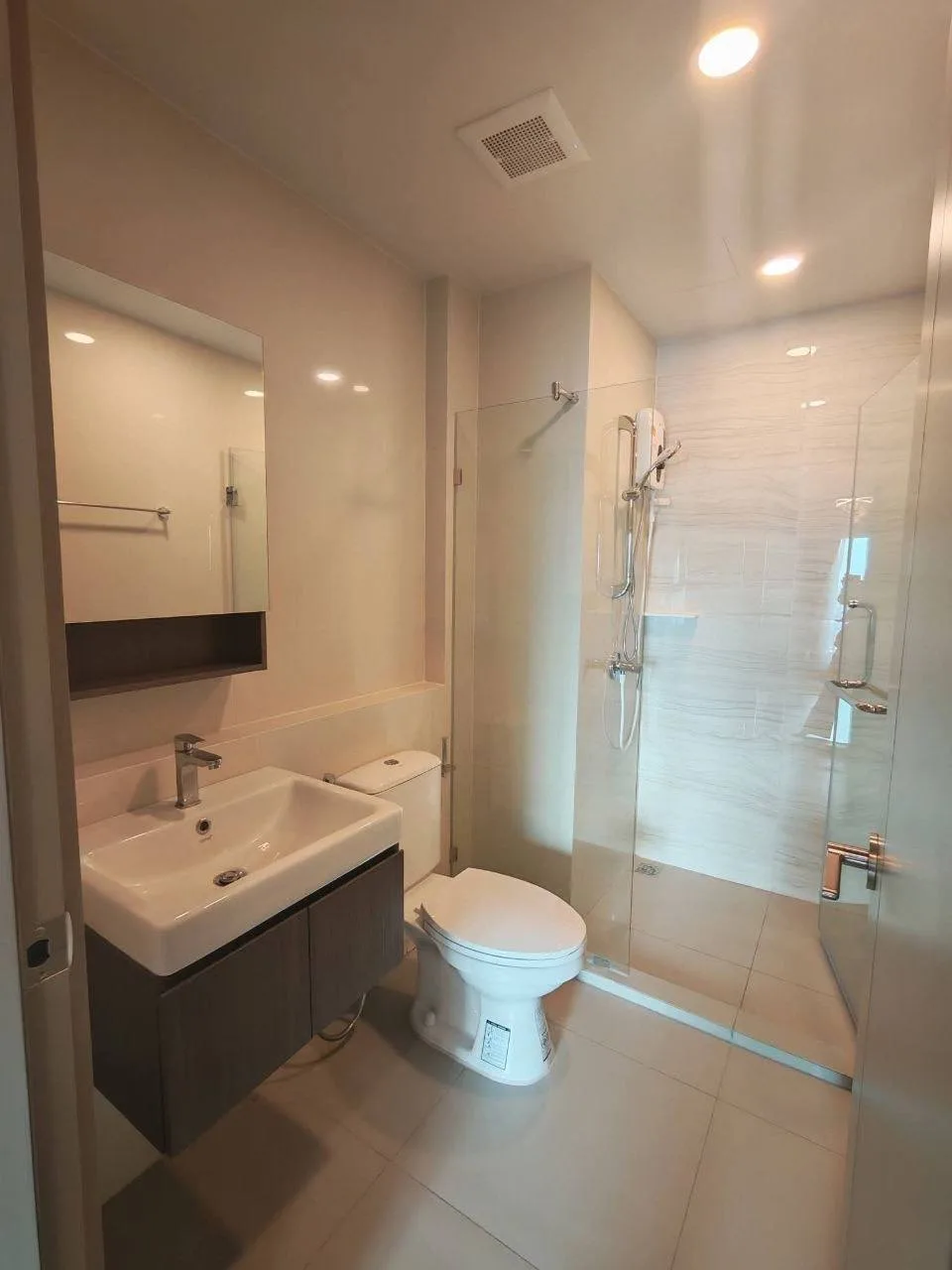 2 bedroom condo for rent in On Nut Bangkok - kitchen and dining area
