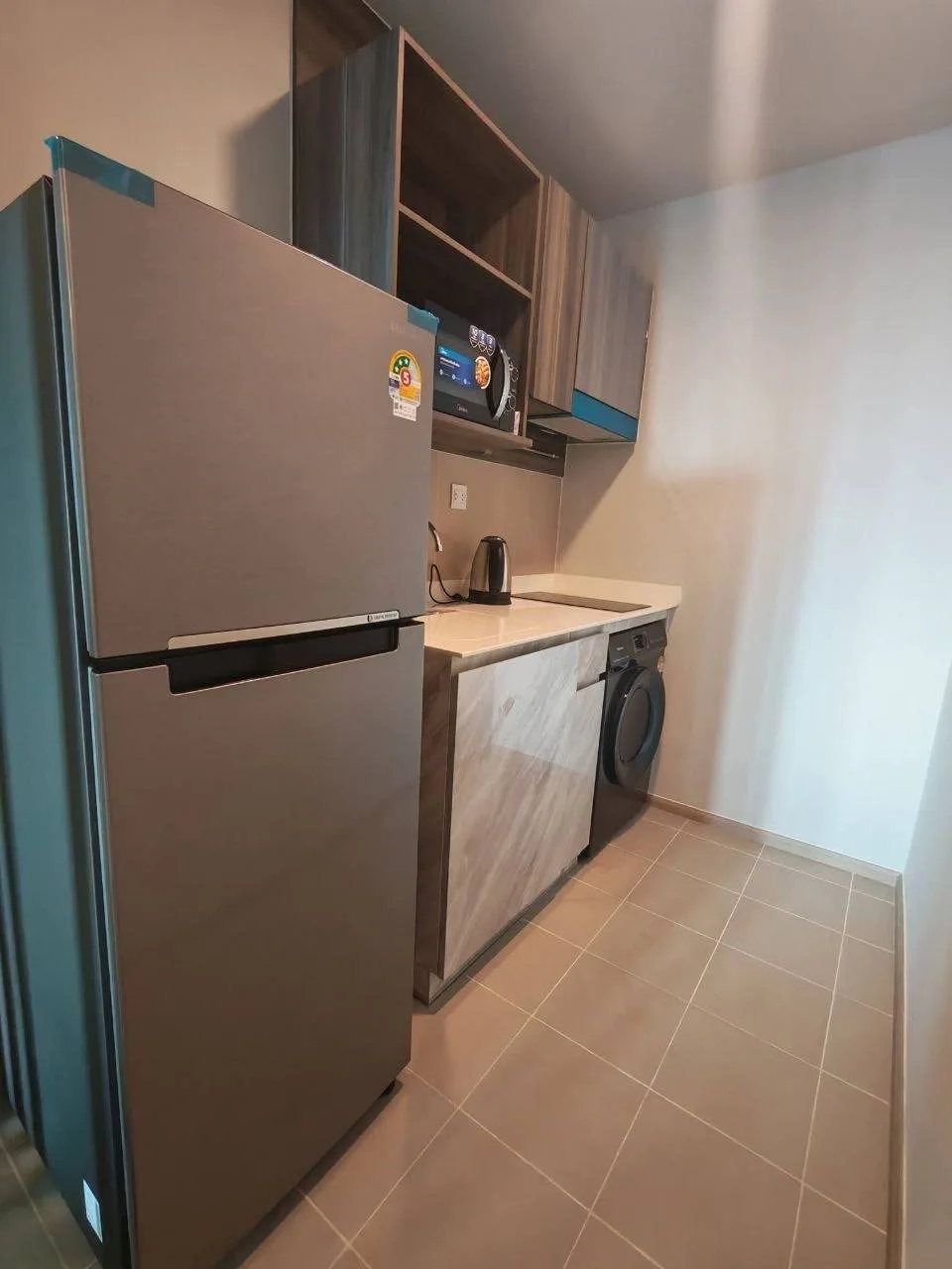 2 bedroom condo for rent in On Nut Bangkok - swimming pool and building amenities