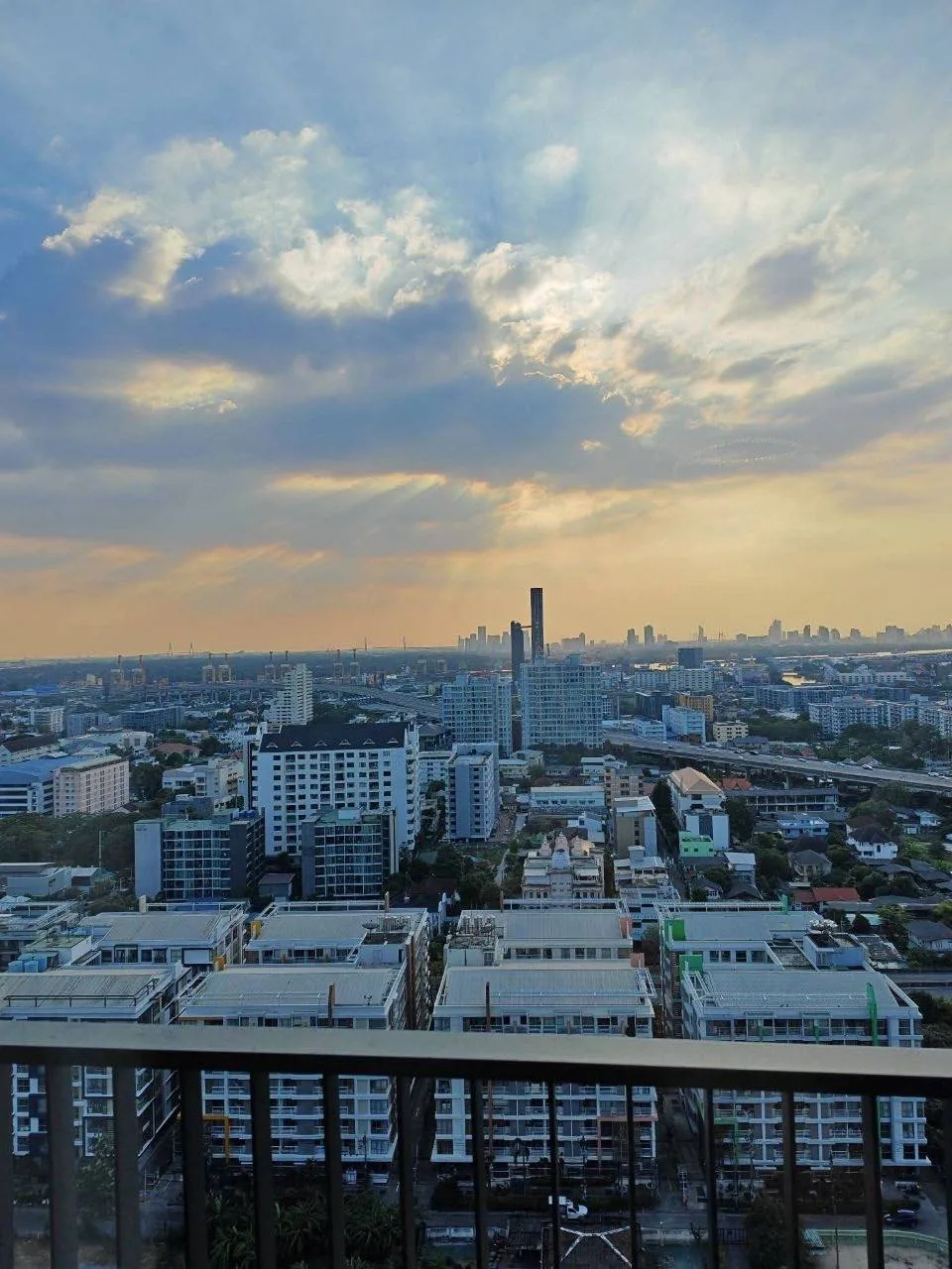 2 bedroom condo for rent in On Nut Bangkok - kitchen and dining area