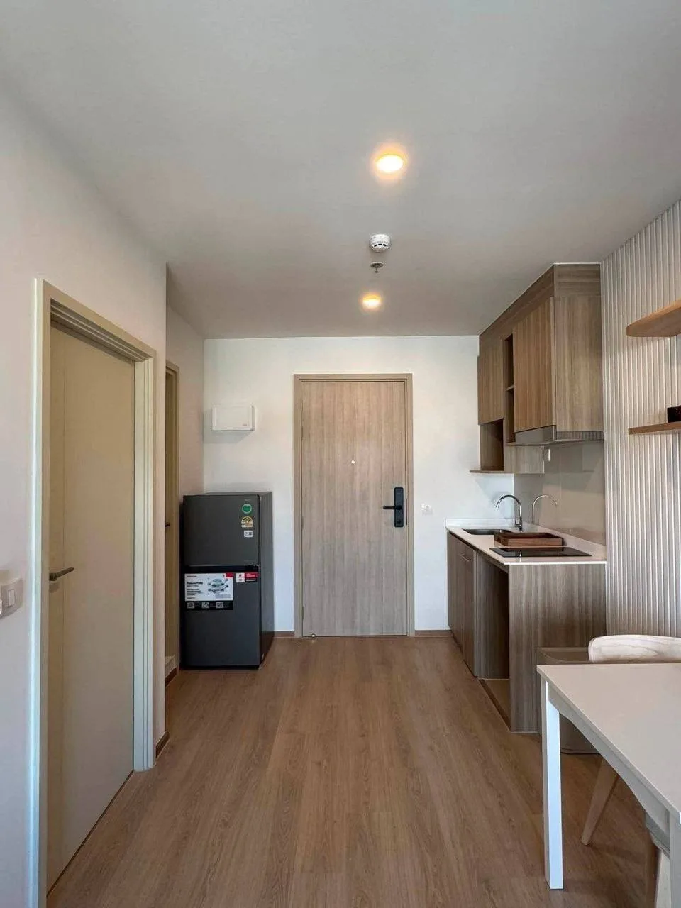 1 bedroom condo for rent in Rama 4 Bangkok - living room view