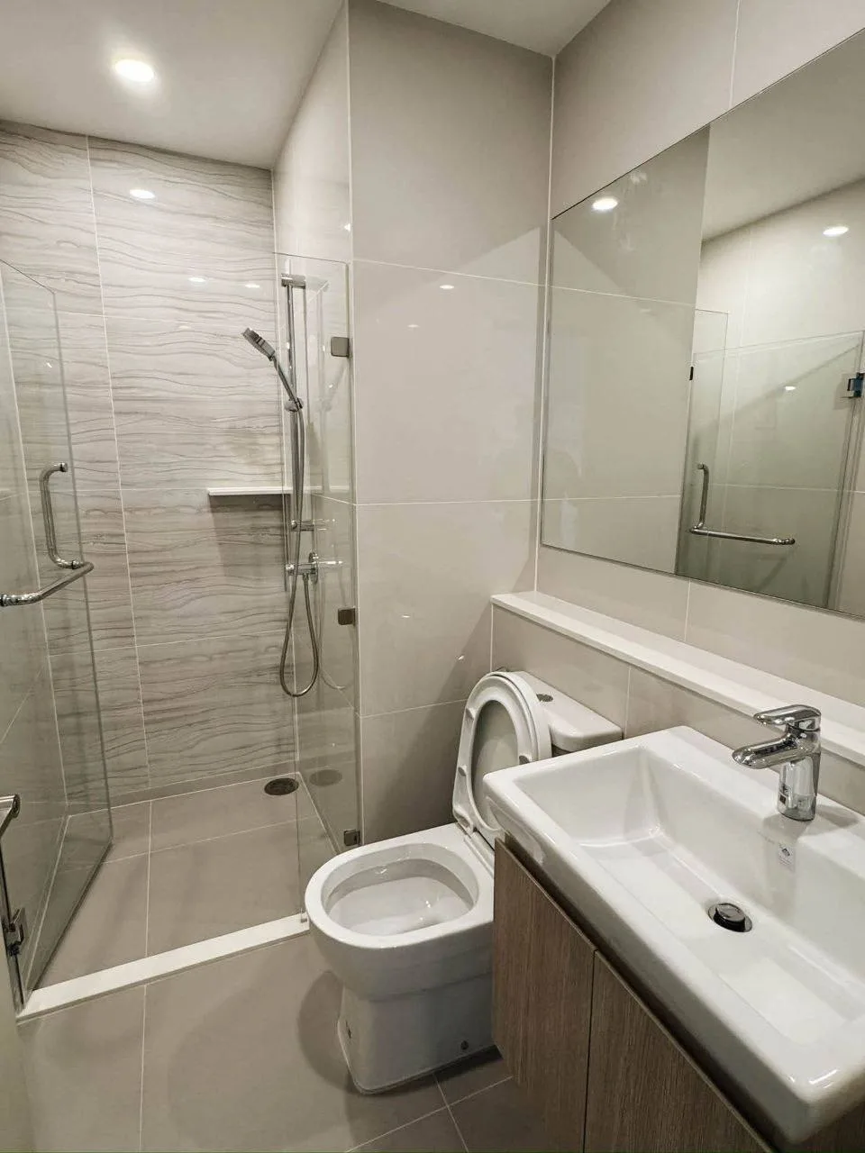 1 bedroom condo for rent in Rama 4 Bangkok - kitchen and dining area