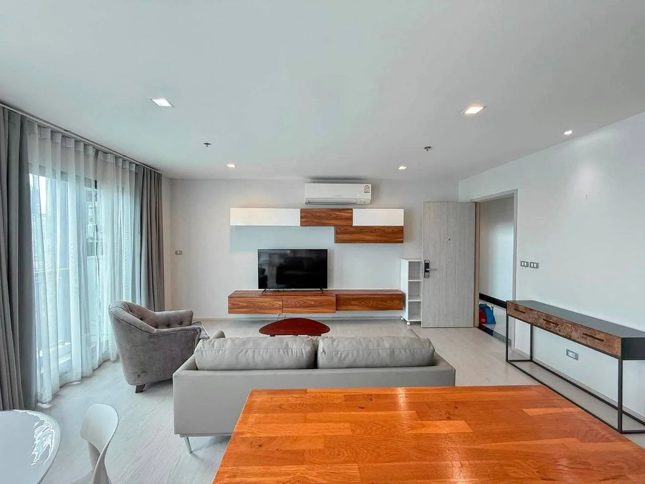 2 bedroom condo for sale in Thong Lo Bangkok - swimming pool and building amenities