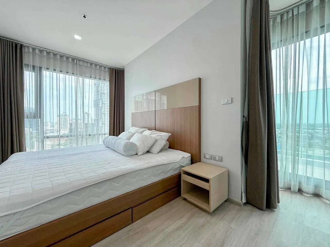 2 bedroom condo for sale in Thong Lo Bangkok - kitchen and dining area