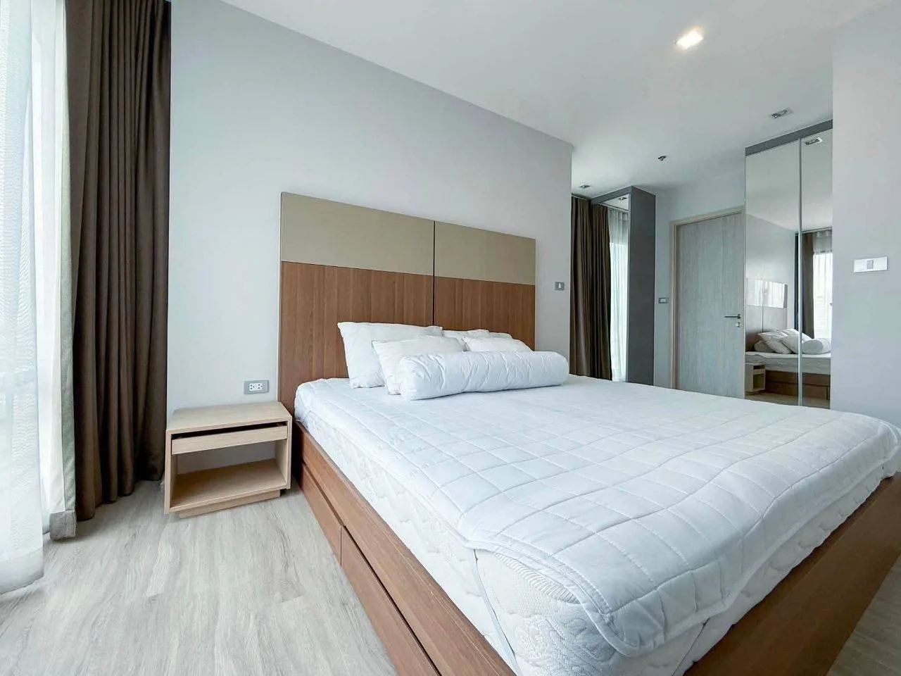 2 bedroom condo for sale in Thong Lo Bangkok - swimming pool and building amenities