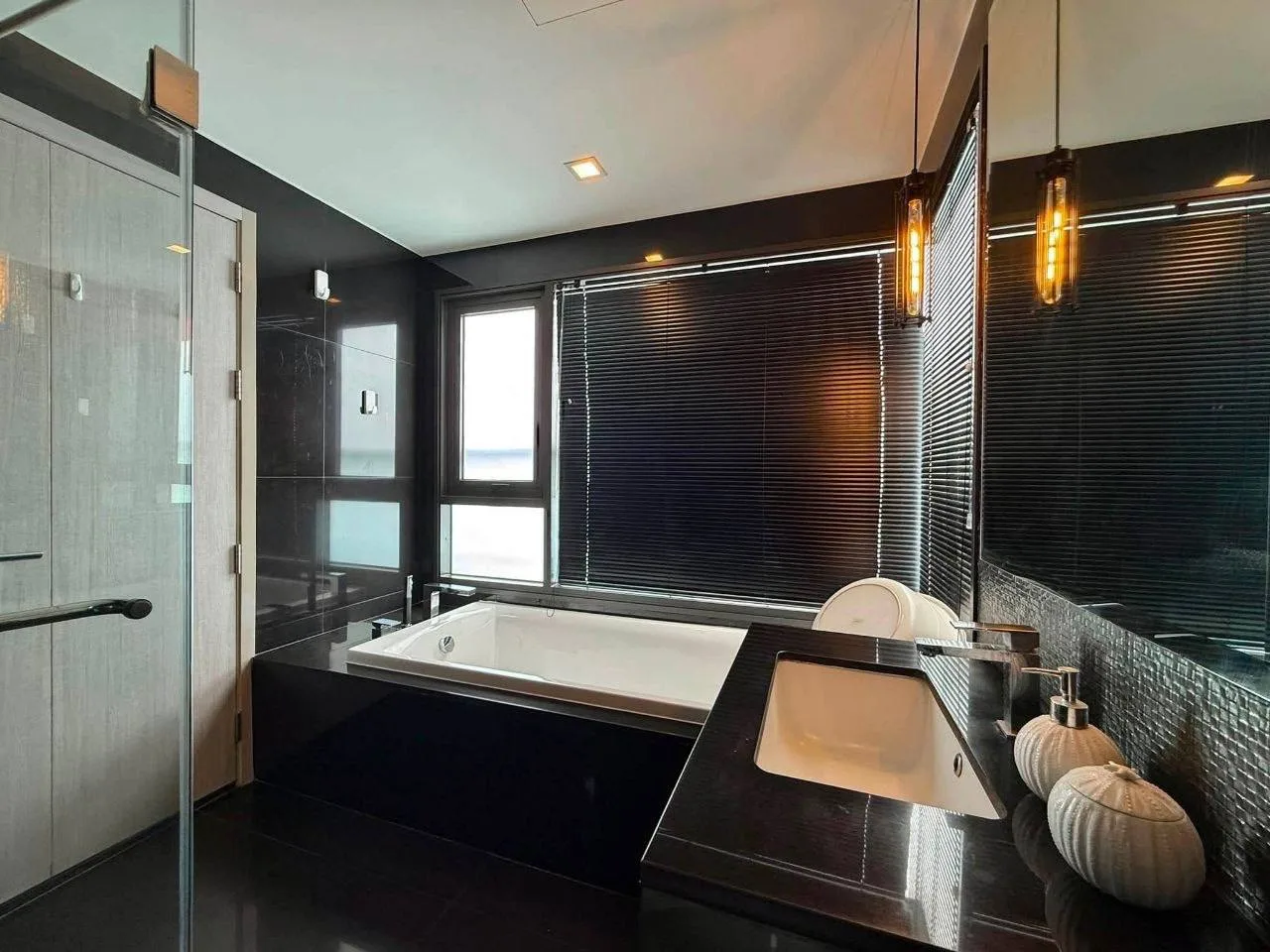 2 bedroom condo for sale in Thong Lo Bangkok - kitchen and dining area