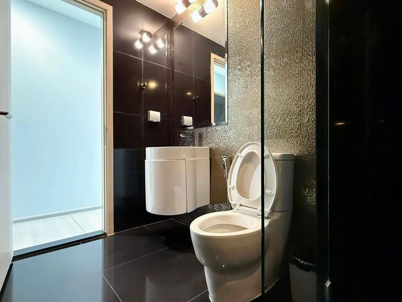 2 bedroom condo for sale in Thong Lo Bangkok - master bedroom interior