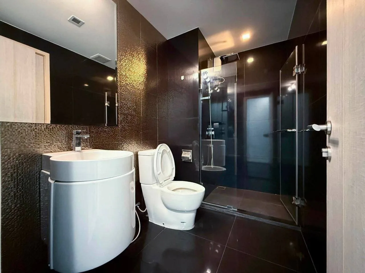 2 bedroom condo for sale in Thong Lo Bangkok - swimming pool and building amenities