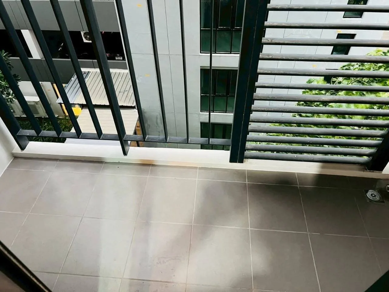 1 bedroom condo for rent in Bang Na Bangkok - bathroom and modern finishes