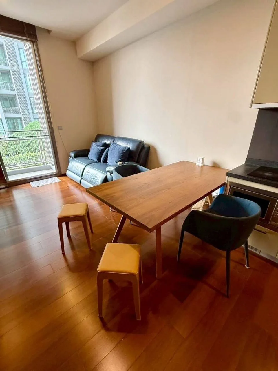 1 bedroom condo for rent in Thong Lo Bangkok - living room view