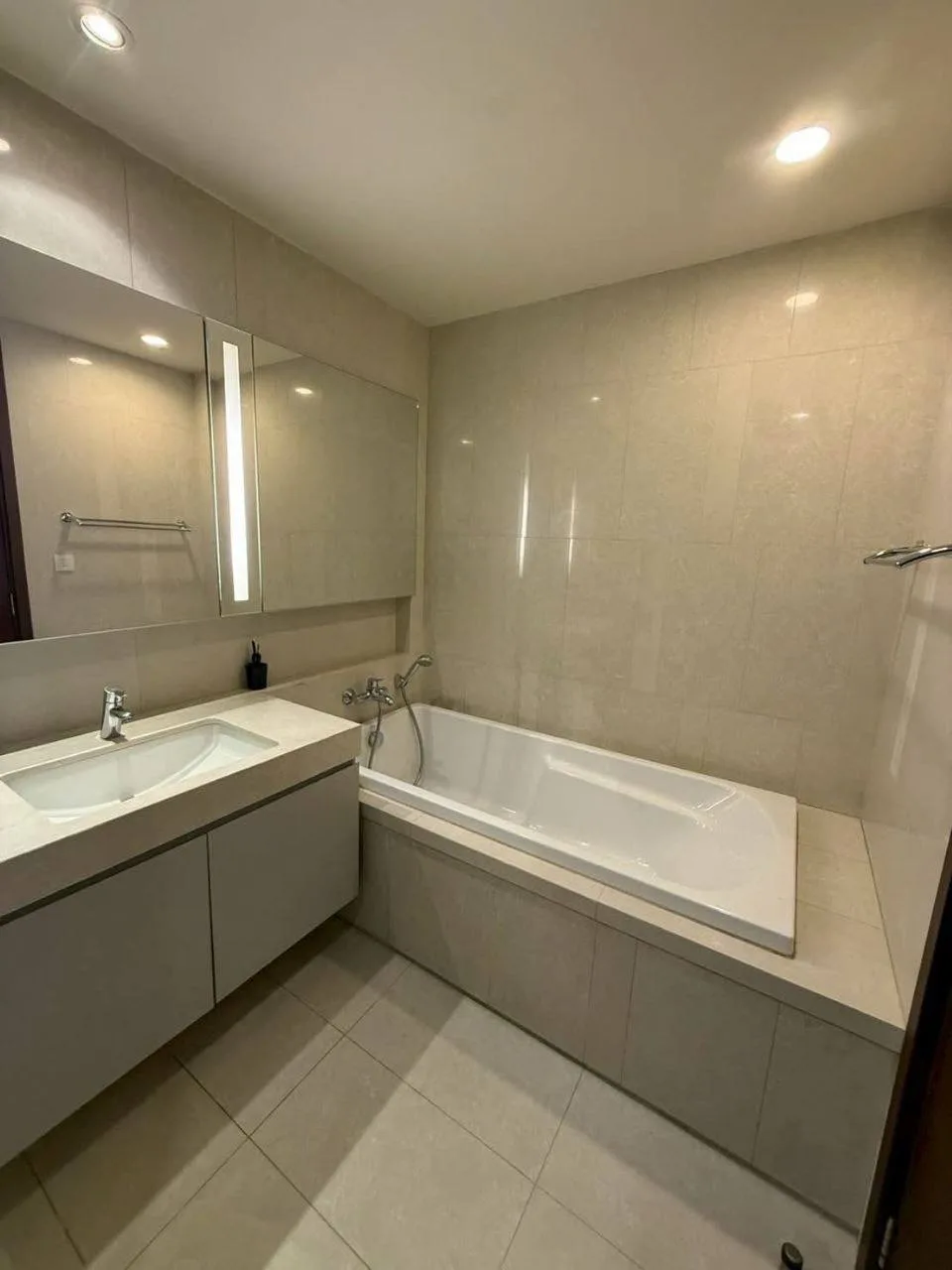 1 bedroom condo for rent in Thong Lo Bangkok - kitchen and dining area