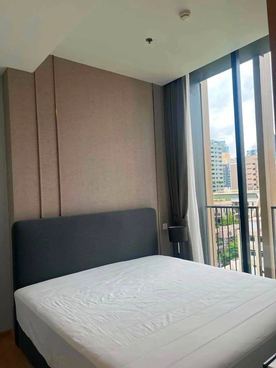 1 bedroom condo for rent in Asok Bangkok - kitchen and dining area