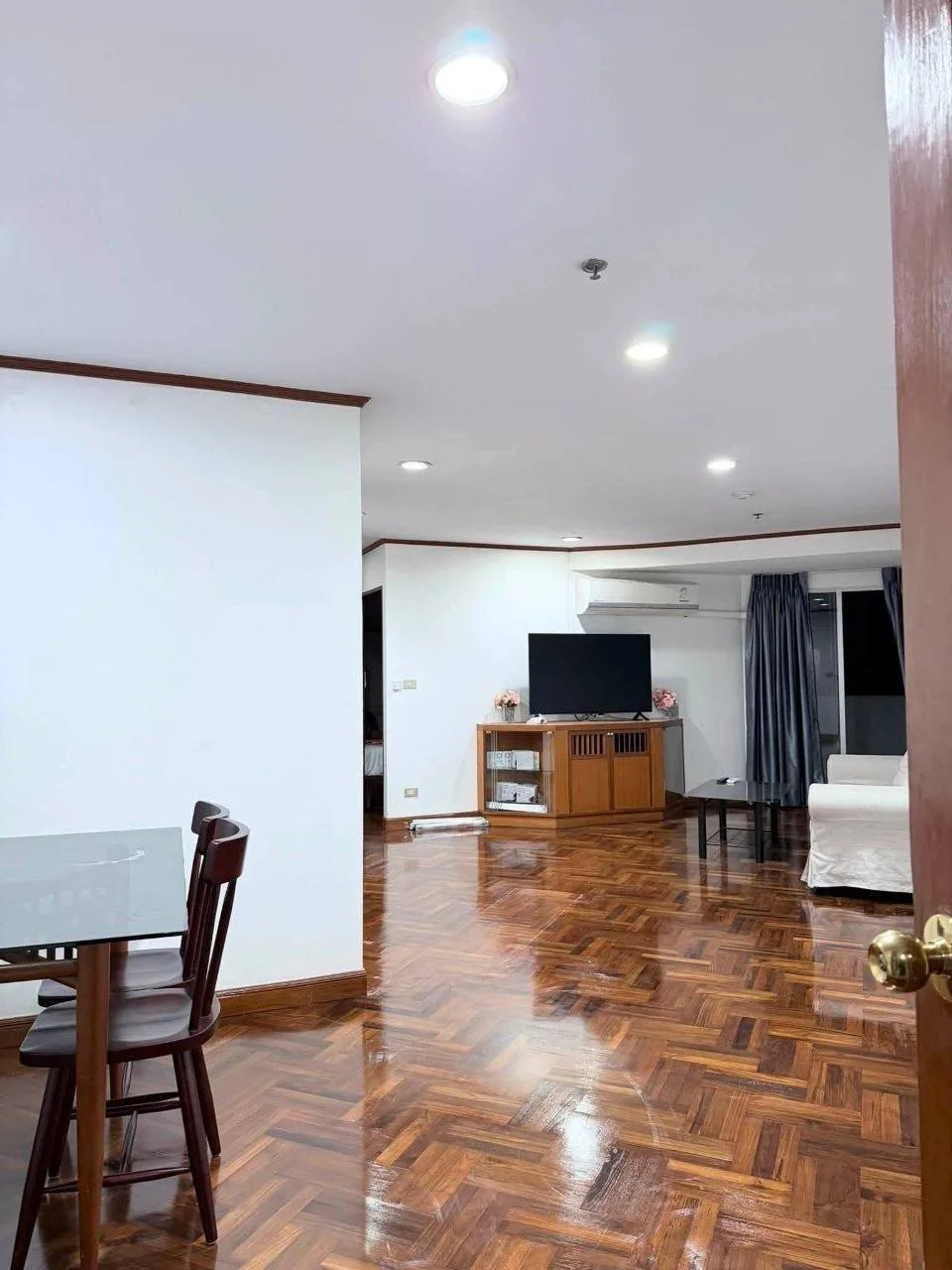 2 bedroom condo for rent in Chit Lom / Ploenchit Bangkok - bathroom and modern finishes