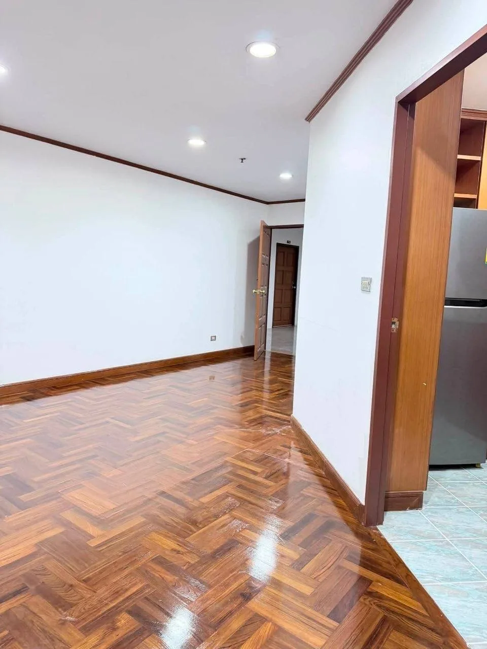 2 bedroom condo for rent in Chit Lom / Ploenchit Bangkok - kitchen and dining area