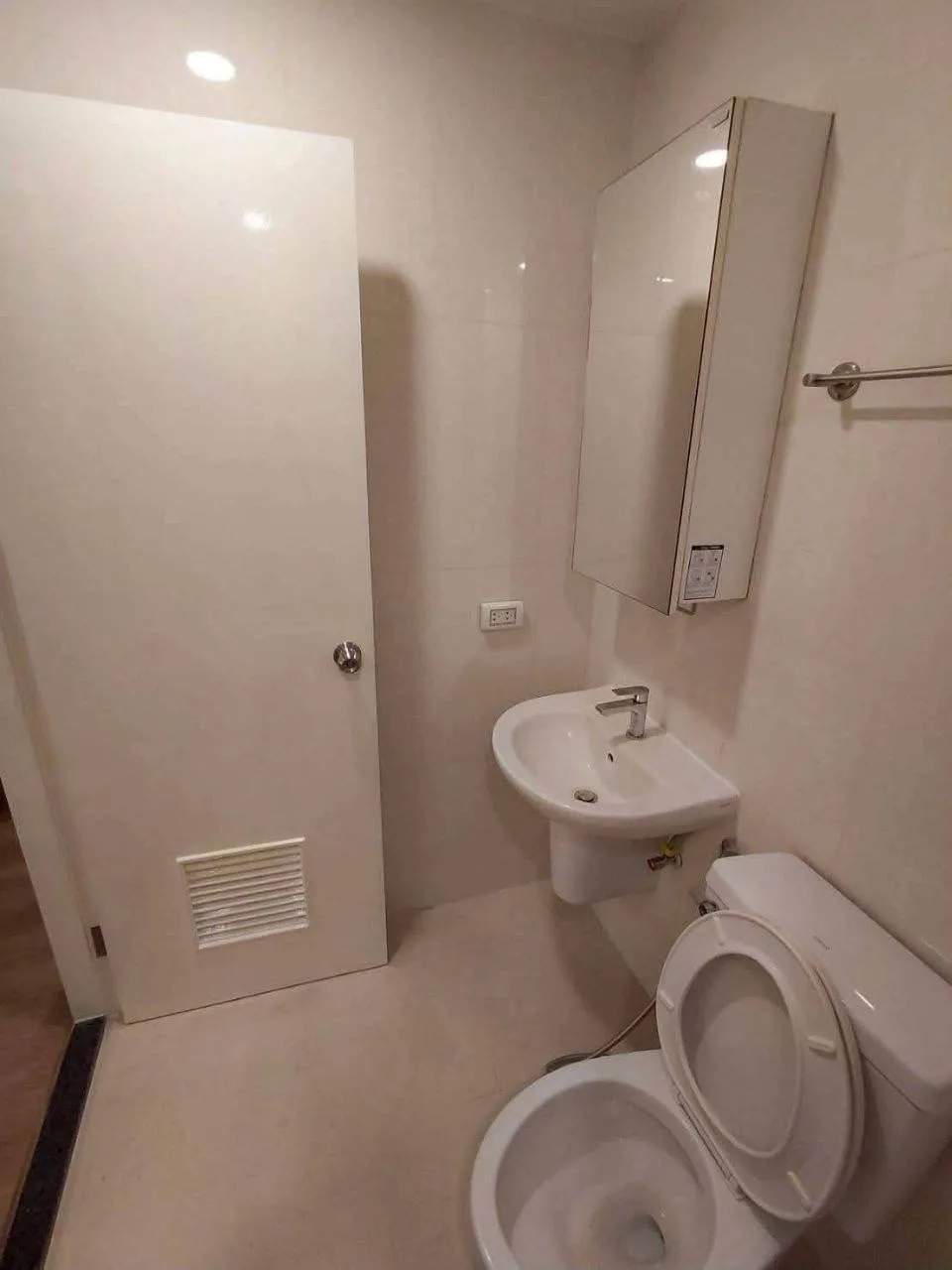 1 bedroom condo for rent in Bang Na Bangkok - bathroom and modern finishes