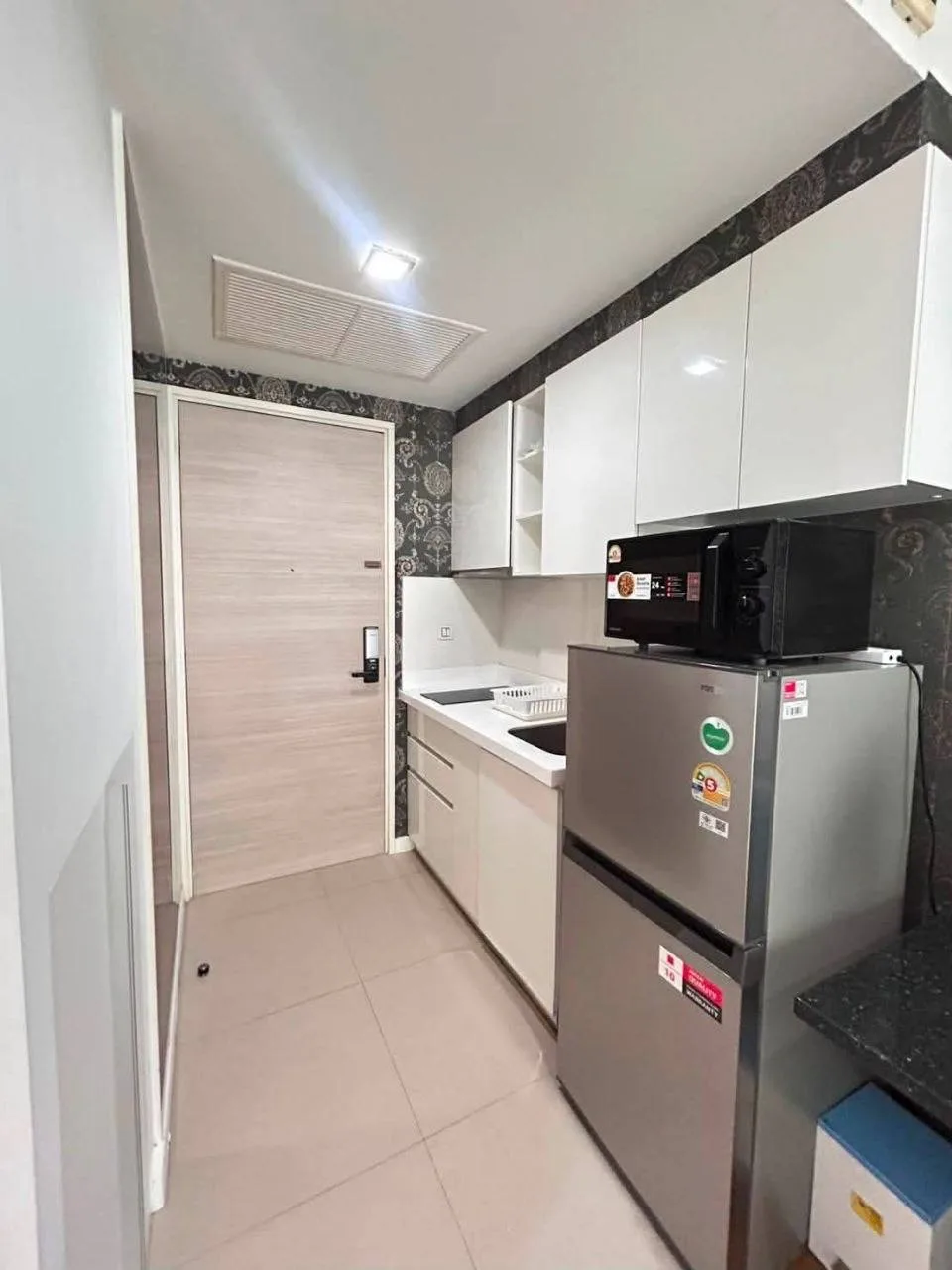 1 bedroom condo for rent in Sathorn Bangkok - swimming pool and building amenities