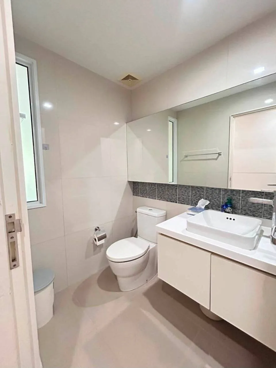 1 bedroom condo for rent in Sathorn Bangkok - bathroom and modern finishes