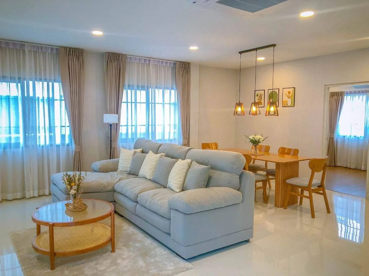 4 bedroom house for rent in Bang Na Bangkok - kitchen and dining area