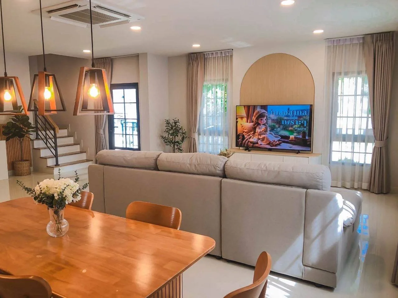 4 bedroom house for rent in Bang Na Bangkok - kitchen and dining area