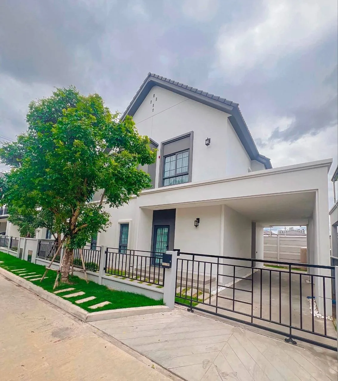 4 bedroom house for rent in Bang Na Bangkok - living room view