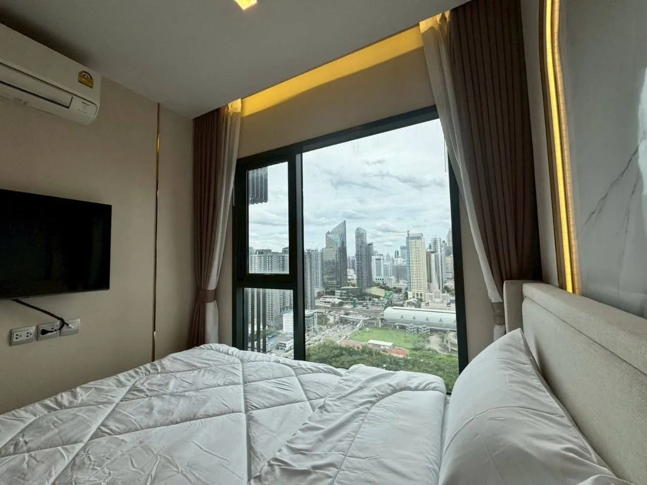 2 bedroom condo for rent in Rama 9 Bangkok - kitchen and dining area