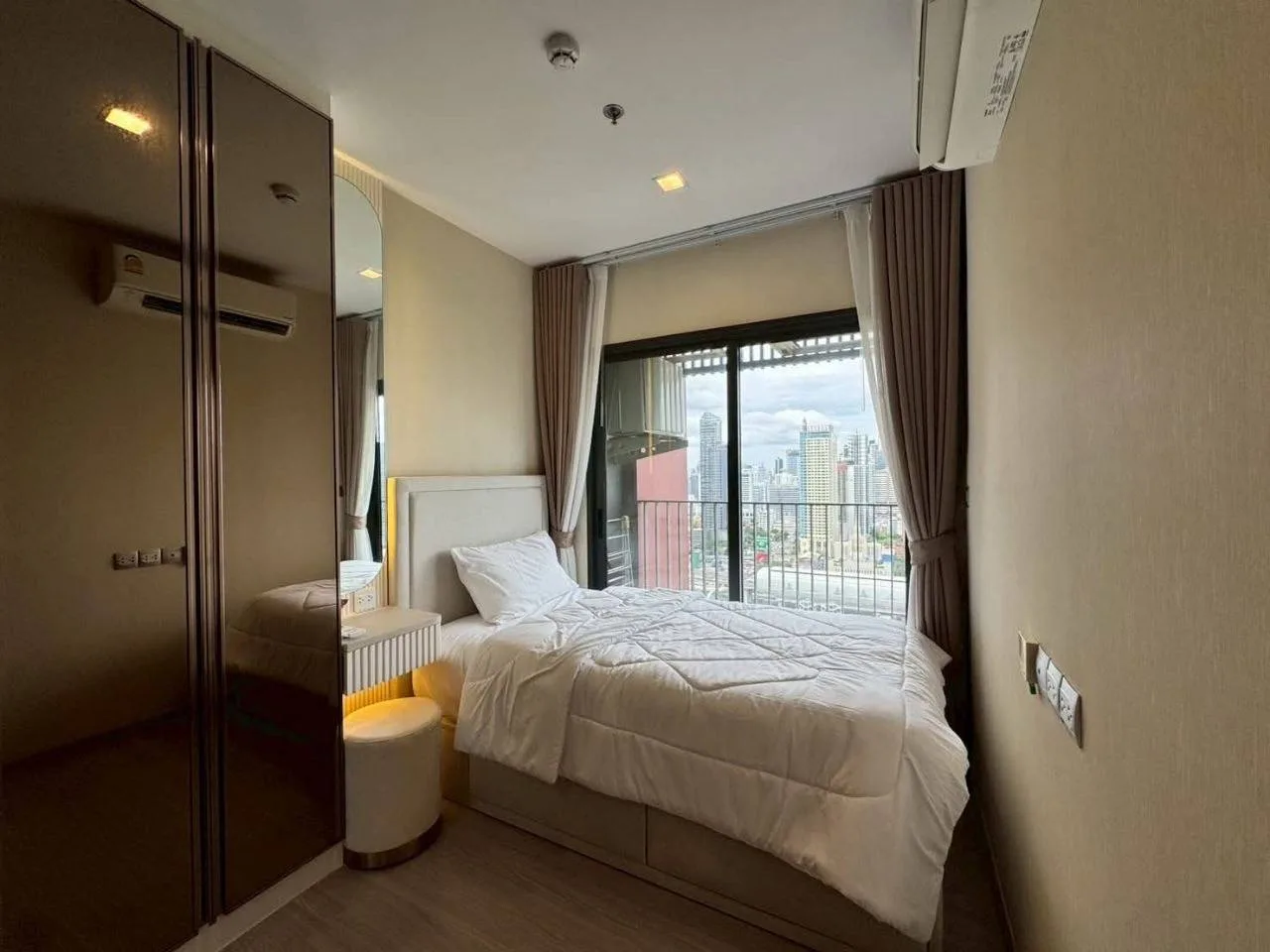 2 bedroom condo for rent in Rama 9 Bangkok - bathroom and modern finishes