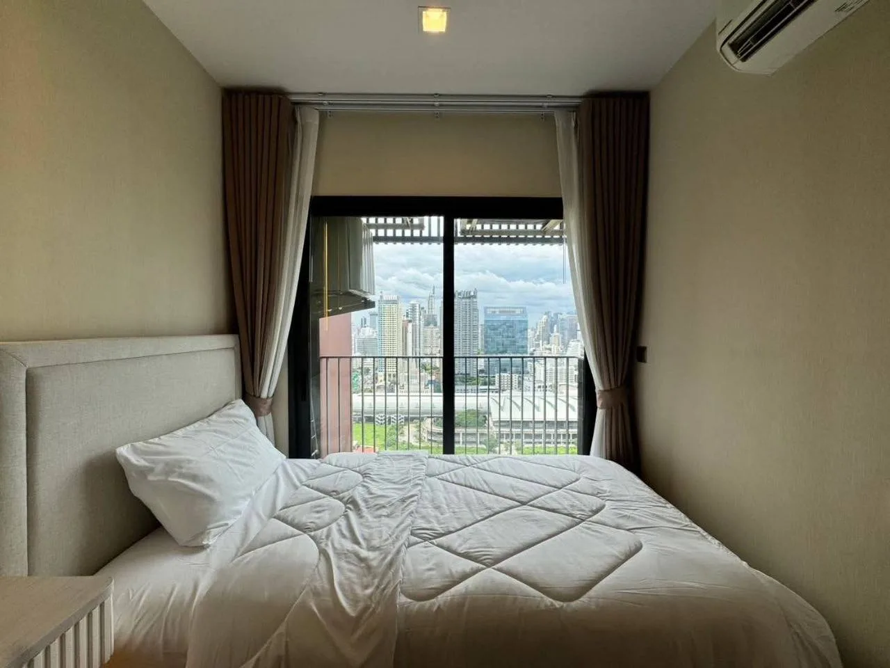 2 bedroom condo for rent in Rama 9 Bangkok - swimming pool and building amenities