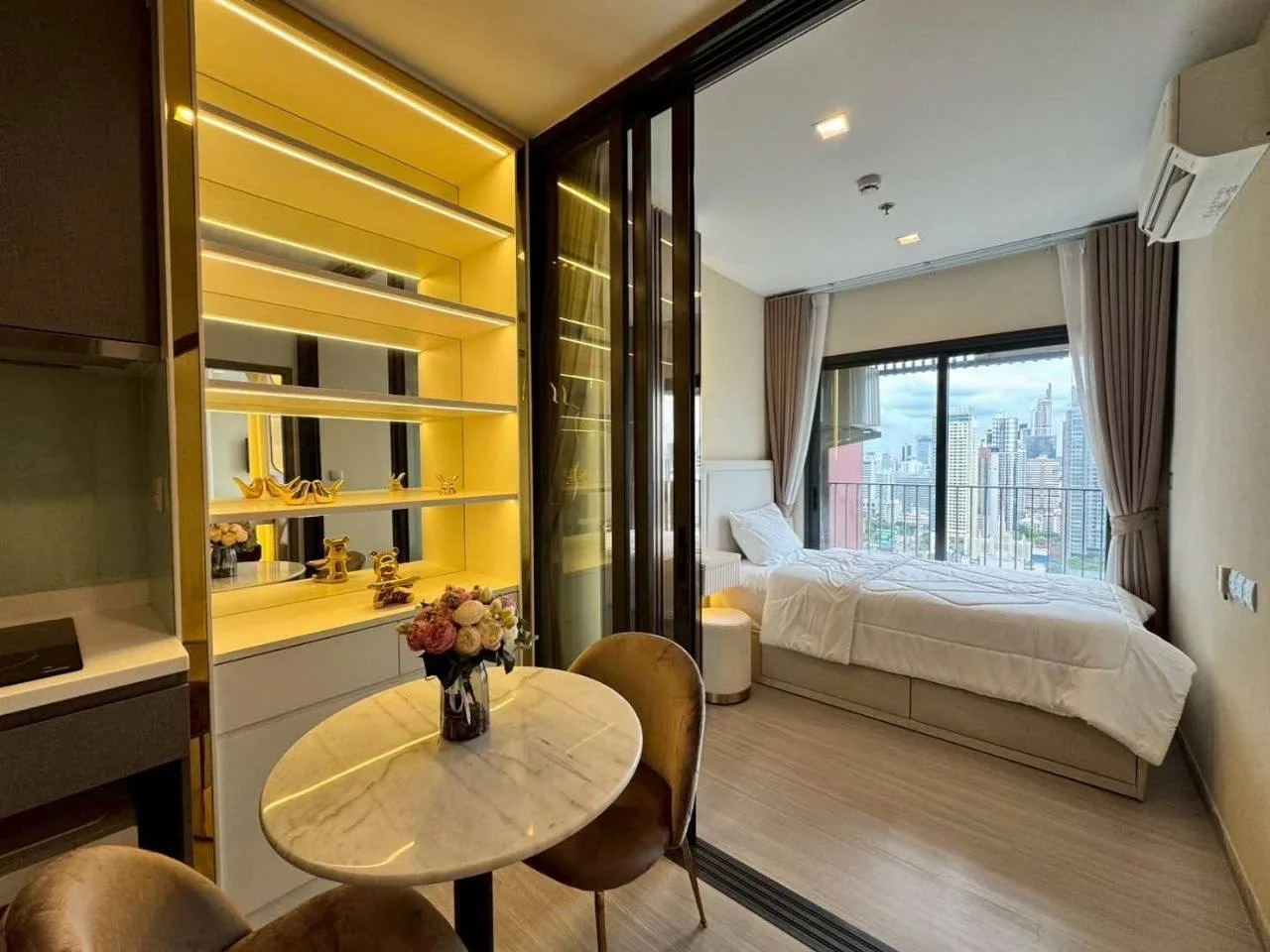 2 bedroom condo for rent in Rama 9 Bangkok - kitchen and dining area