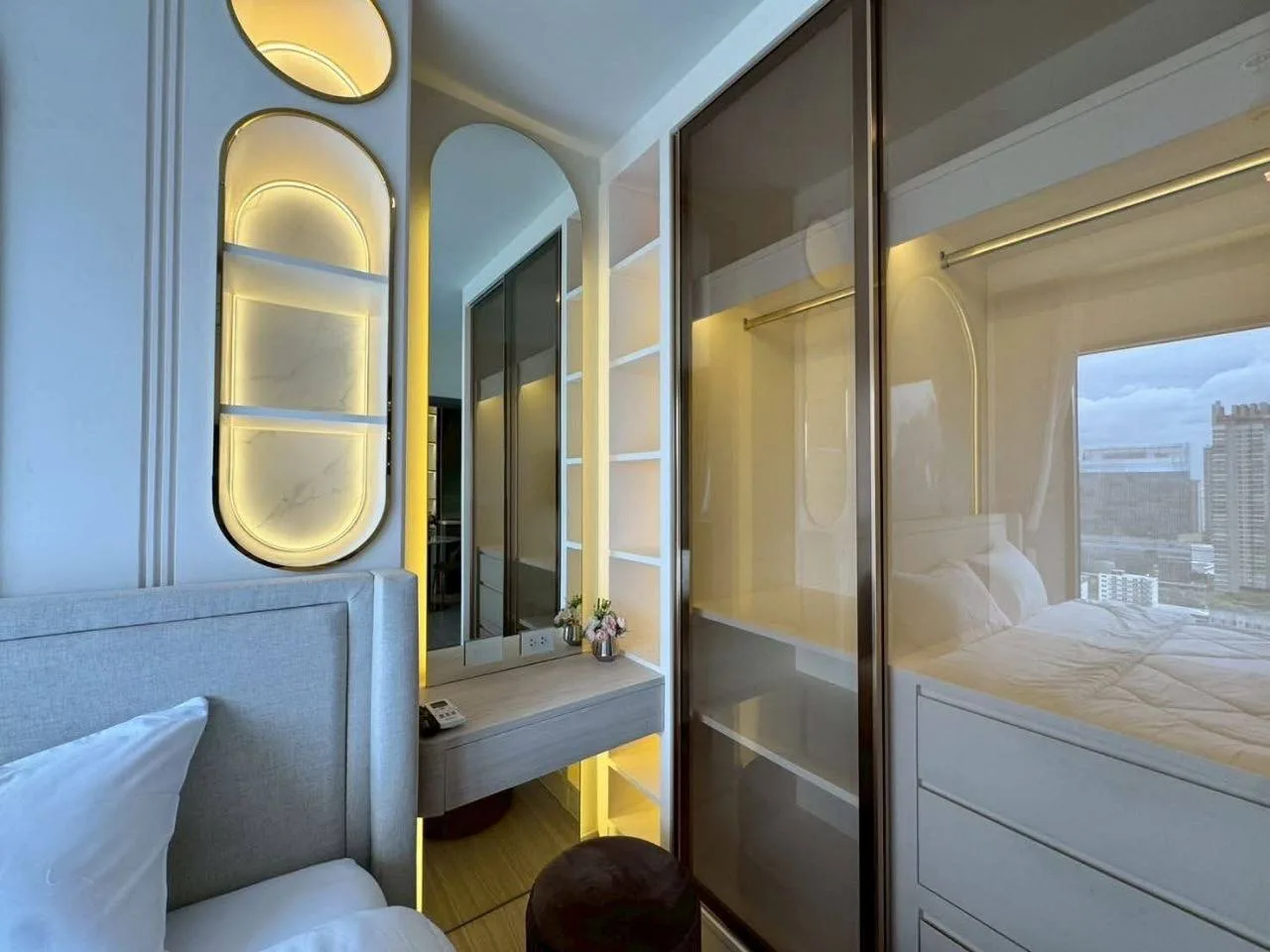 2 bedroom condo for rent in Rama 9 Bangkok - master bedroom interior