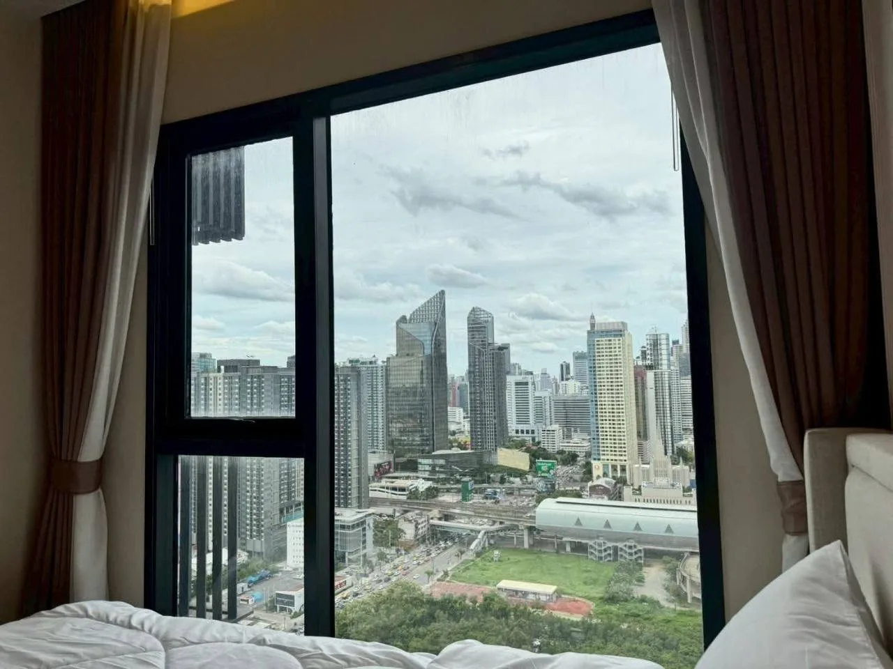 2 bedroom condo for rent in Rama 9 Bangkok - bathroom and modern finishes