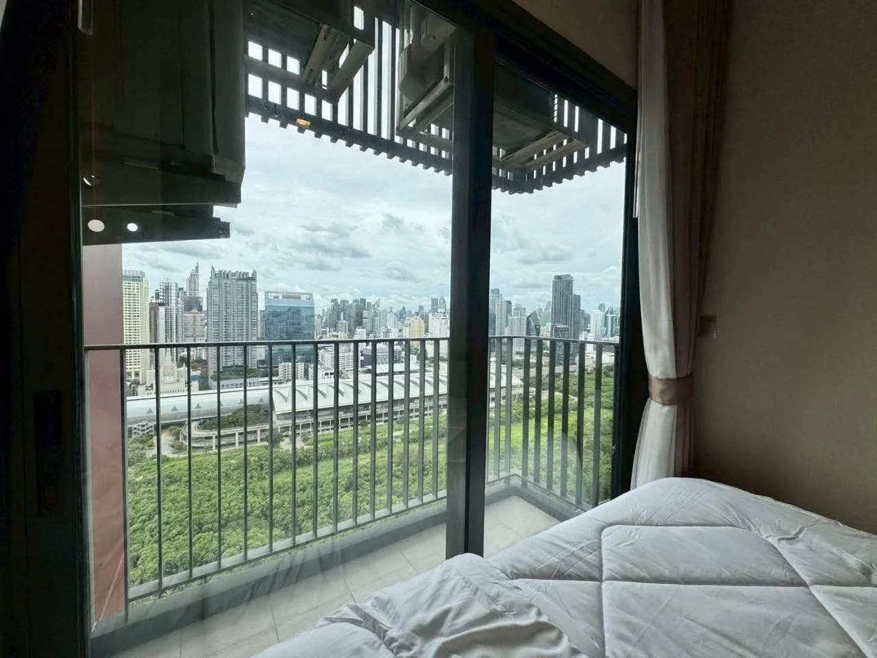 2 bedroom condo for rent in Rama 9 Bangkok - swimming pool and building amenities